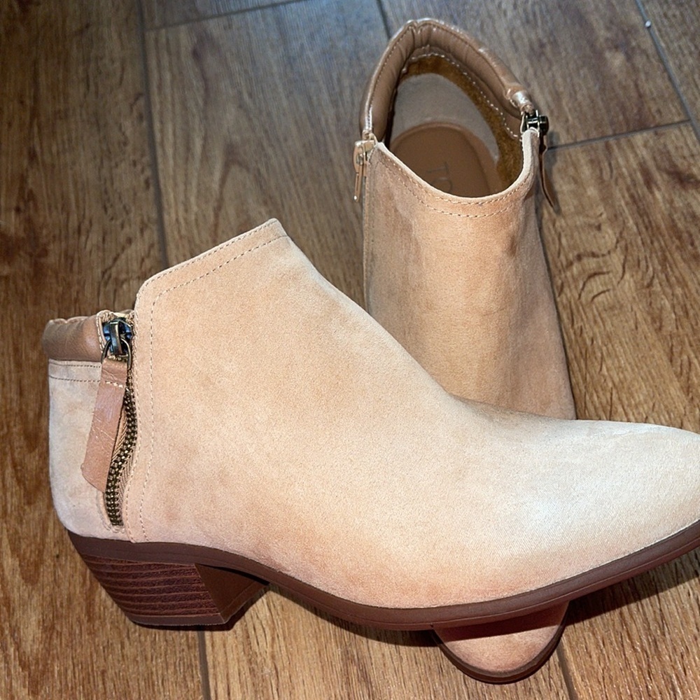 TOETOS New York Womens Suede beige boots 9.5